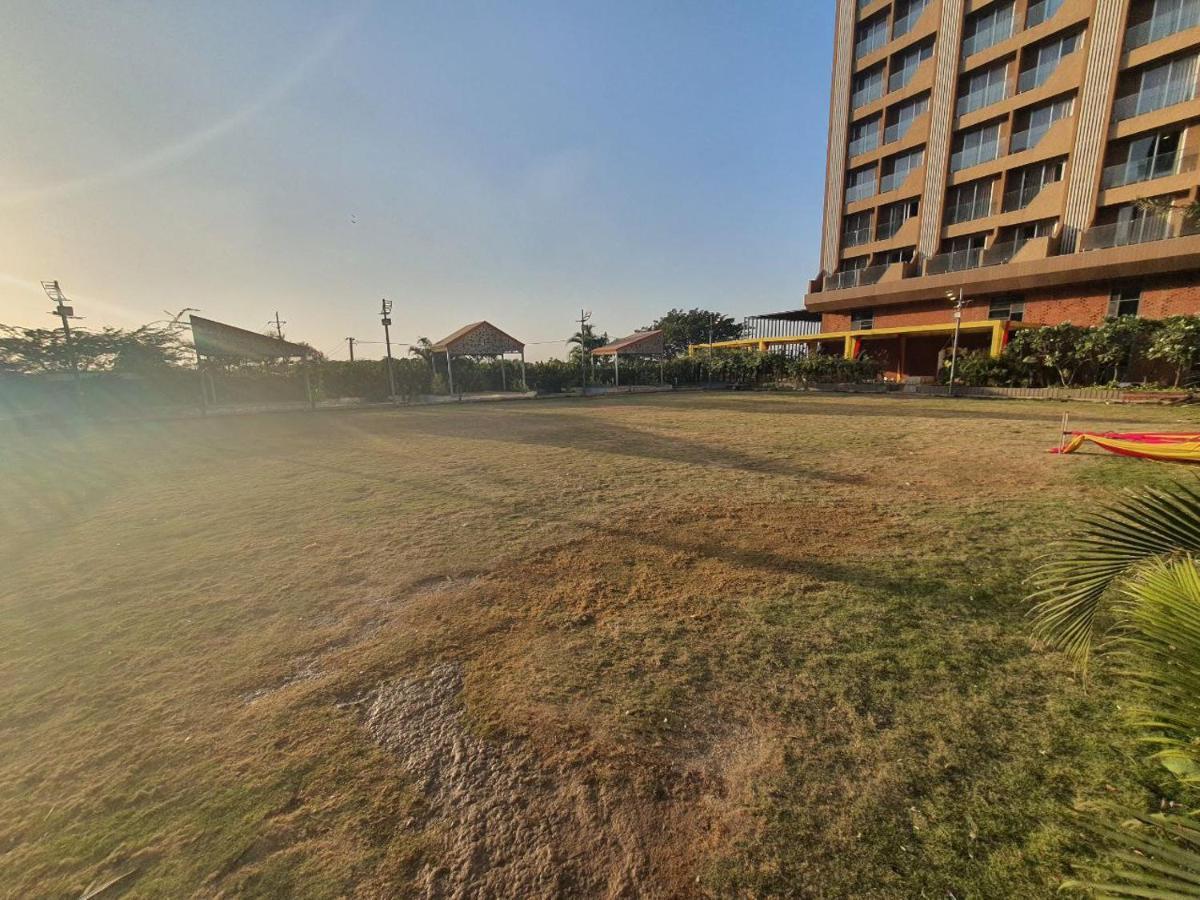Weekend Address Managed By P.C Homes Surat Dış mekan fotoğraf